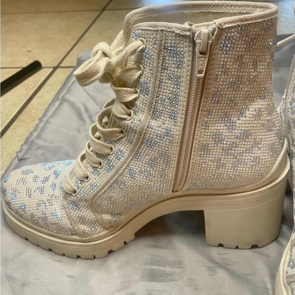 giannie binnie cream combat boot, size 9.5